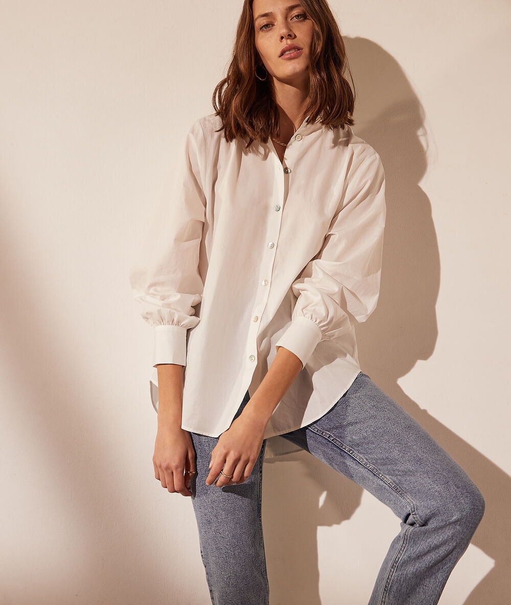 Camisa con botones en la espalda blanco.