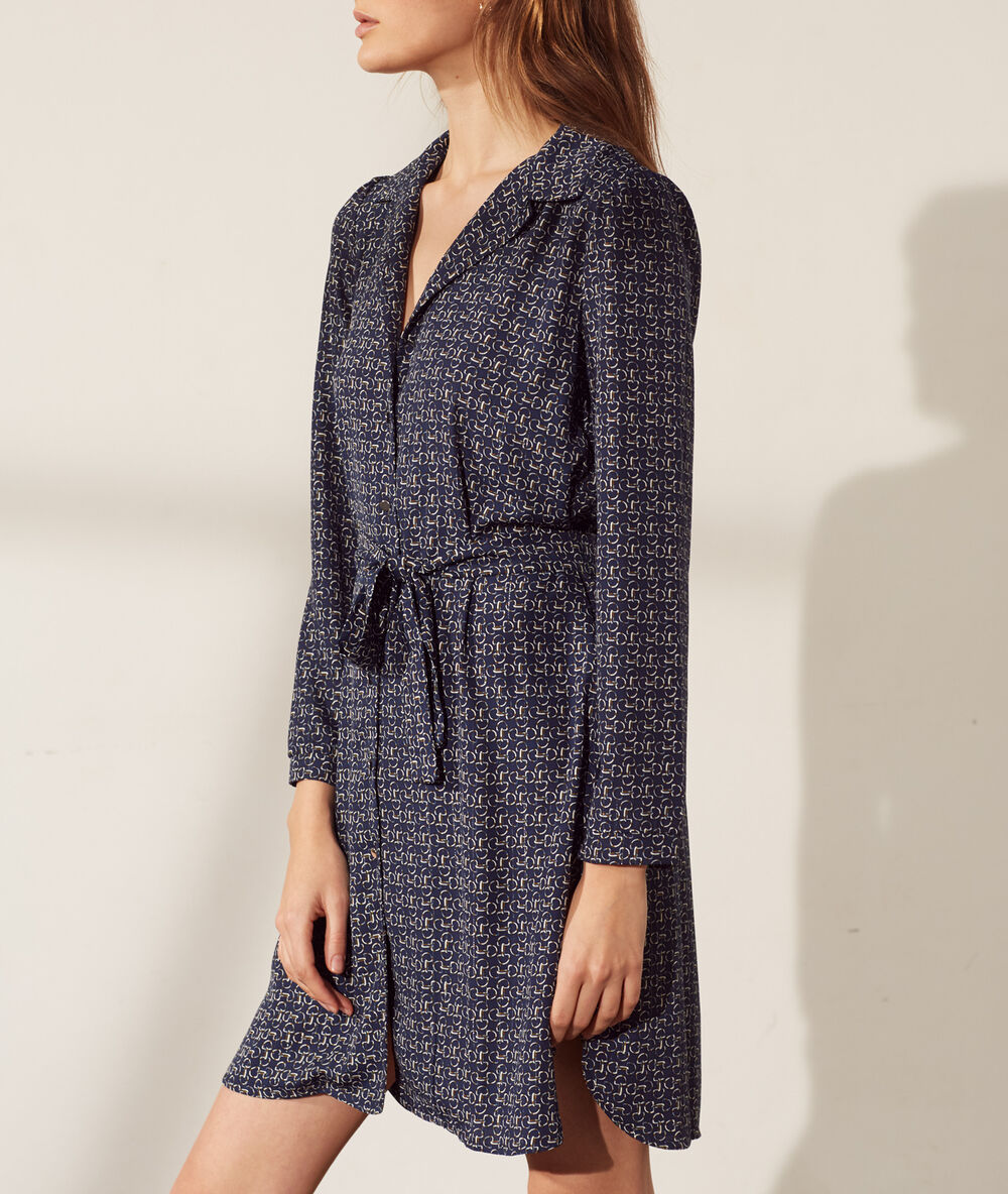 Robe chemise ceinturée bleu marine.