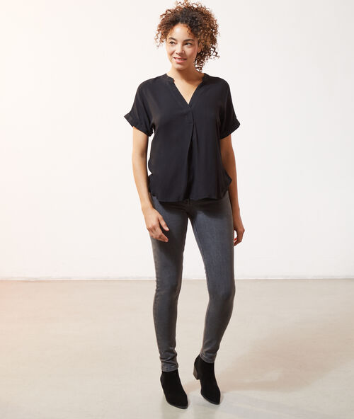 Blusa cuello tunecino negro.