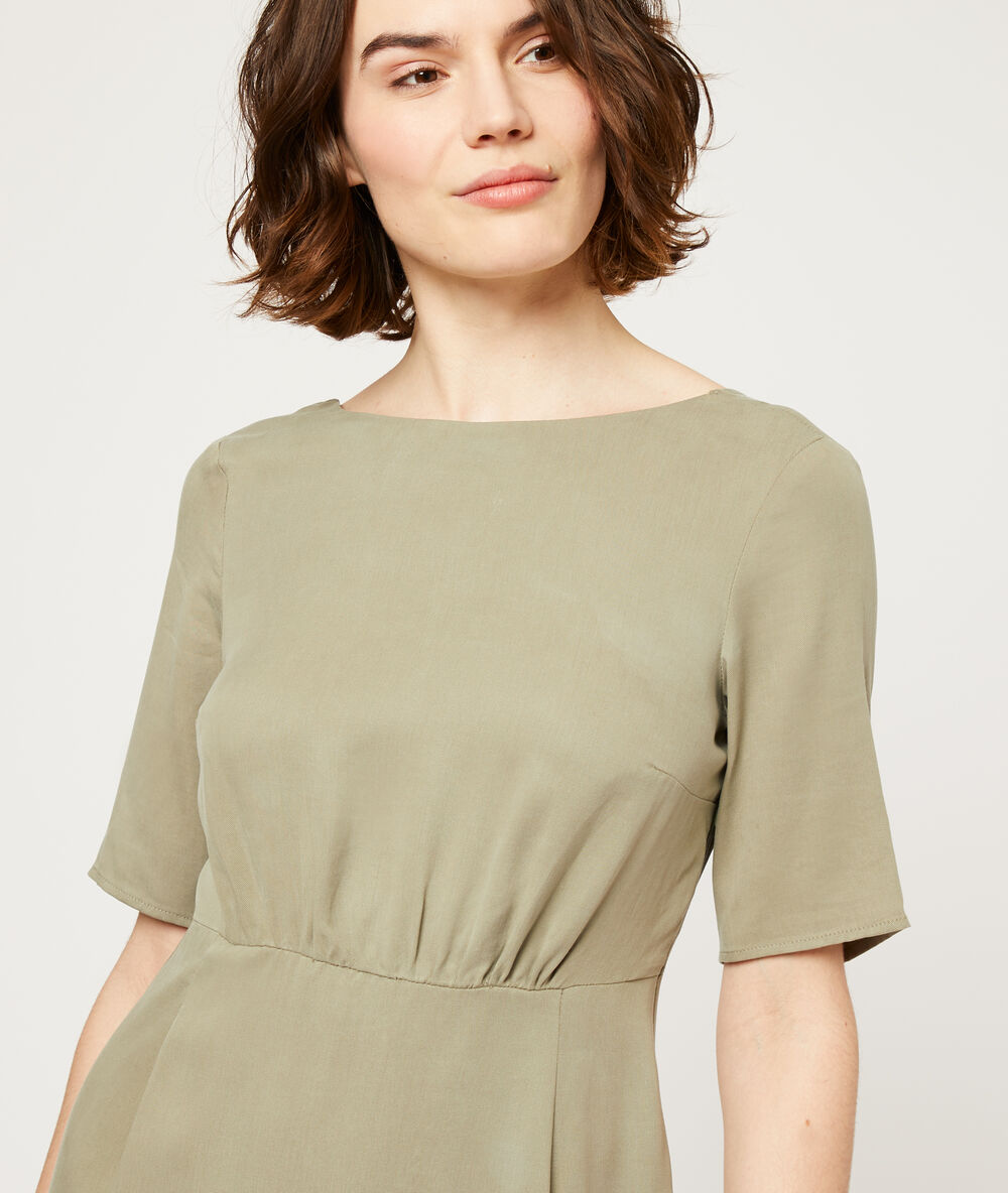 Vestido escote en la espalda caqui.