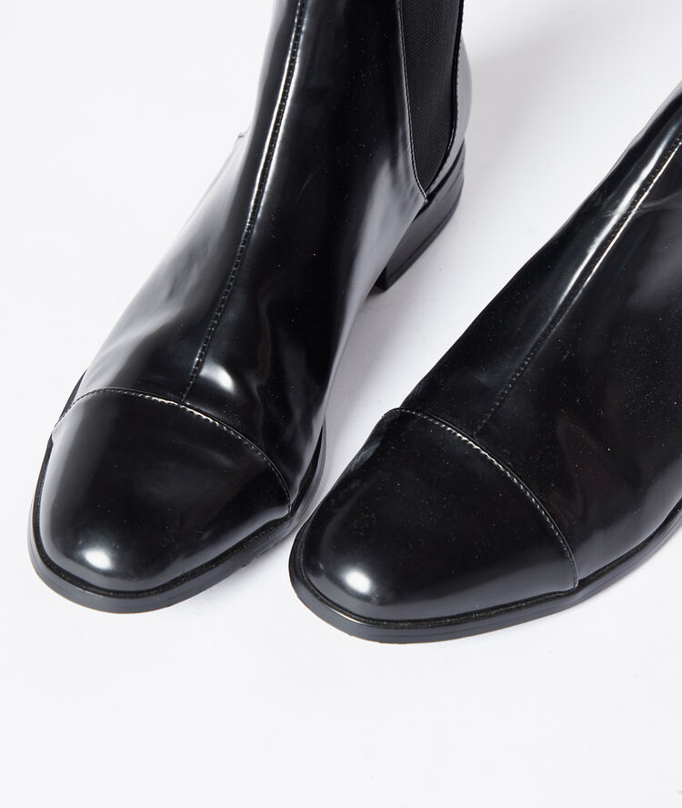 Botines planos efecto charol negro.