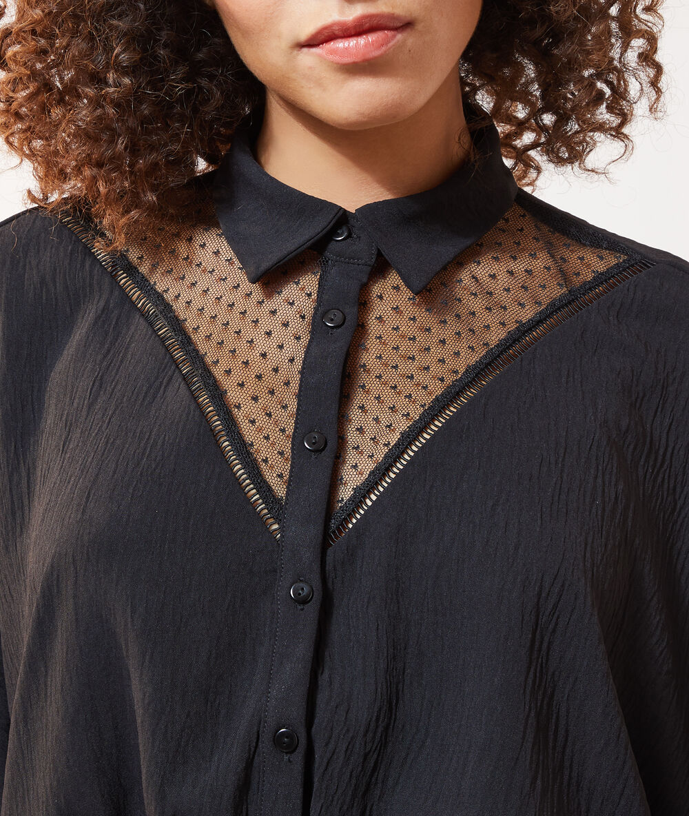 Vestido camisero negro.