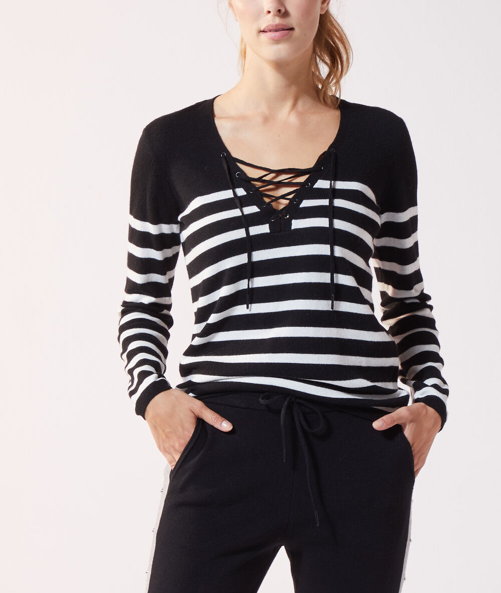 Jersey marinero, escote con lazada negro.