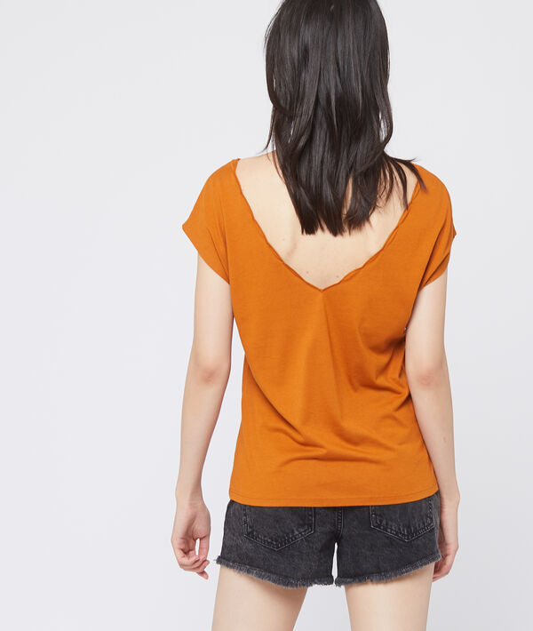 Camiseta escotada bordada Camiseta escotada bordada