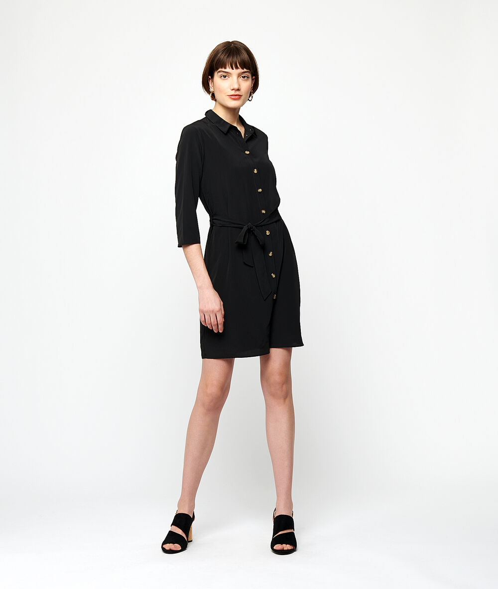 Vestido camisero anudado negro.
