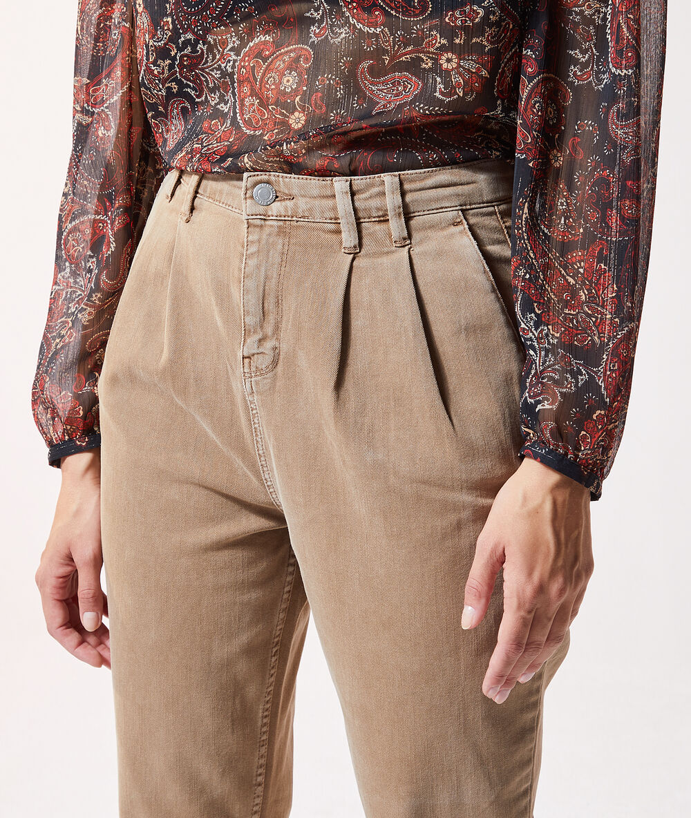 Pantalón zanahoria tabaco.