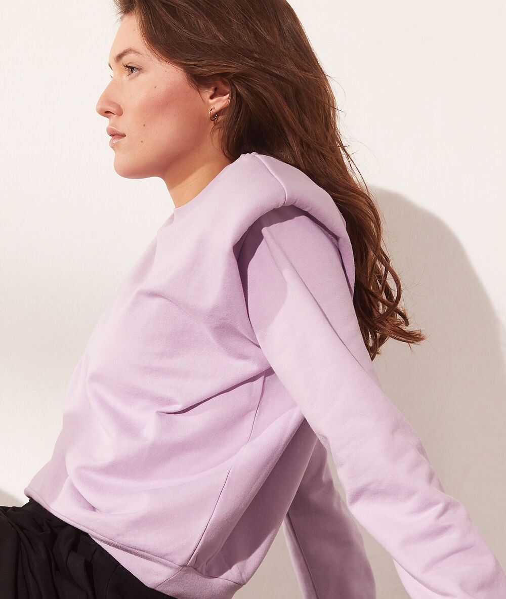 Sudadera con hombreras lila.