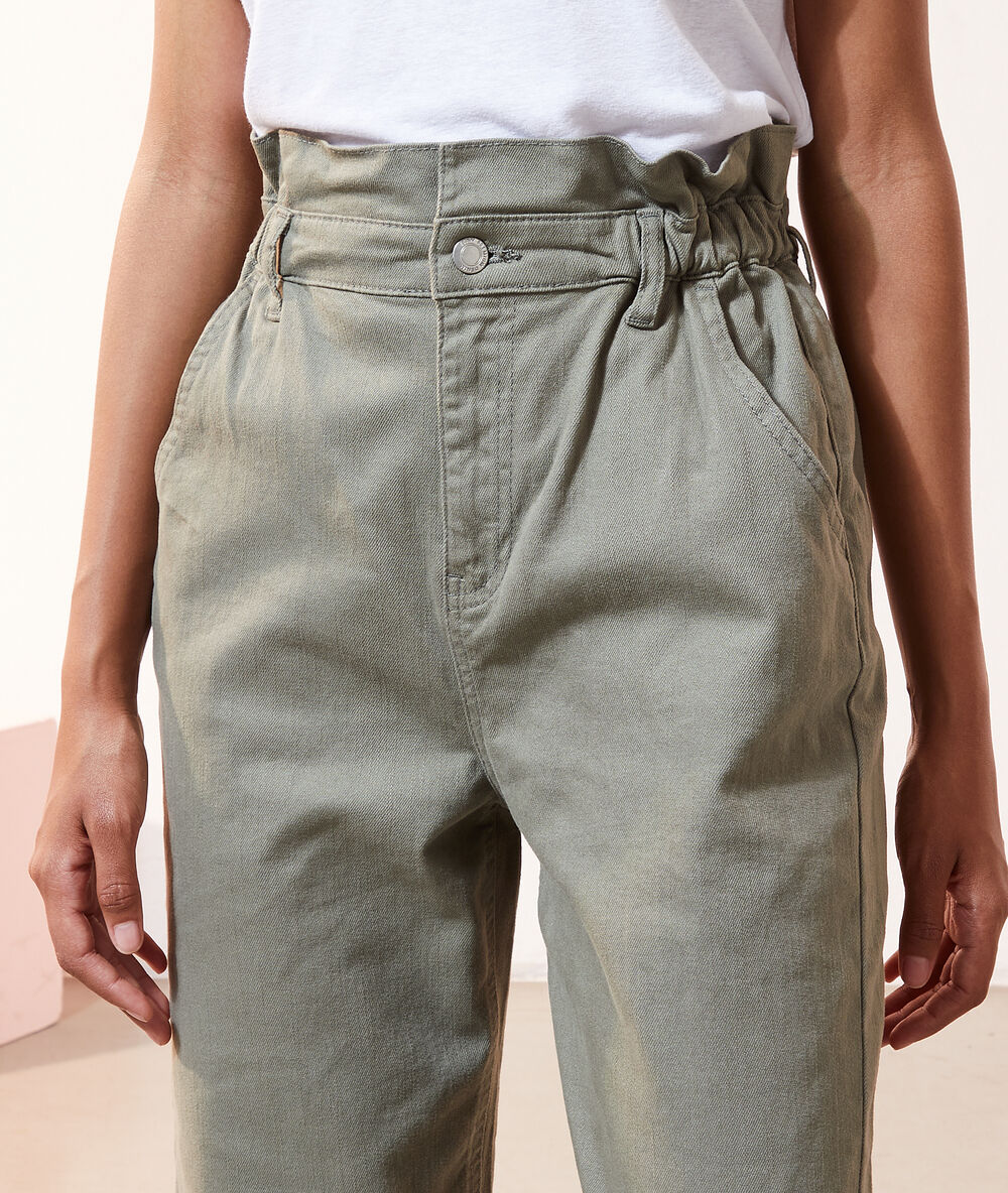 Pantalón zanahoria talle alto caqui claro.