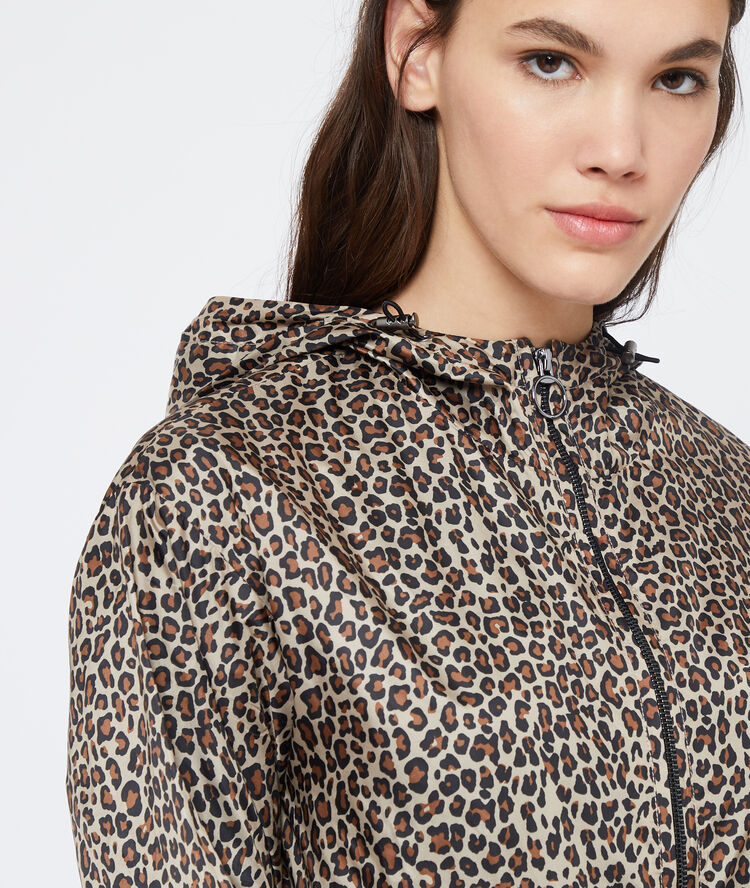 Chaqueta tipo bomber estampado de leopardo negro.