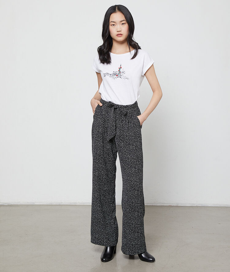 Pantalón largo con estampado de corazones negro.