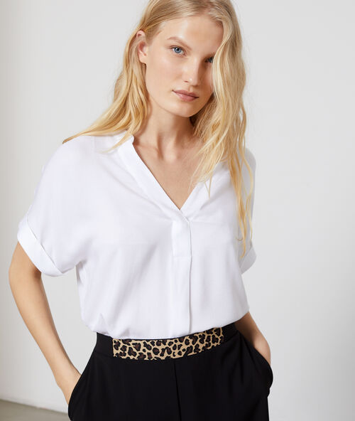 Blusa cuello tunecino crudo.