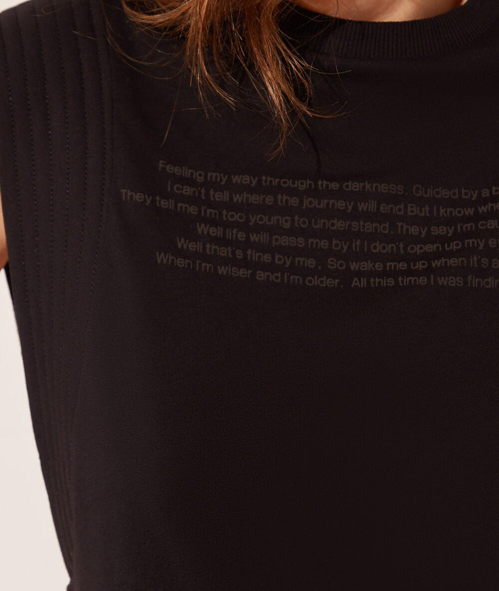 Camiseta con hombreras negro.
