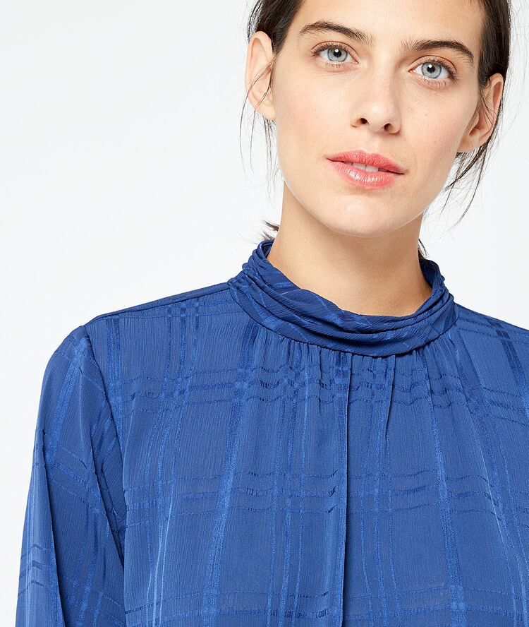 Blusa espalda abierta a cuadros azul marino.