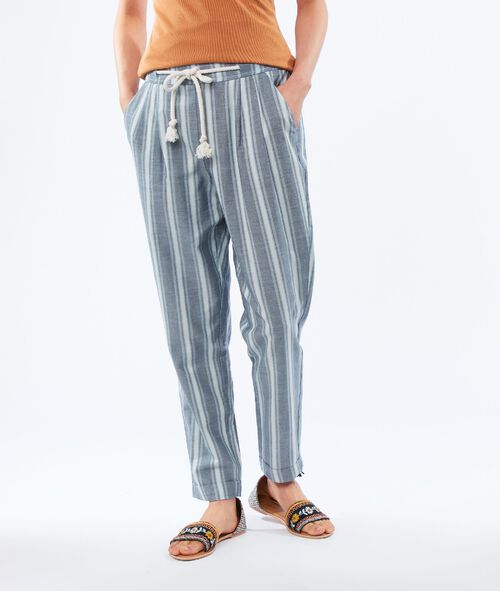 Pantalón corte zanahoria con cinturón Pantalón corte zanahoria con cinturón