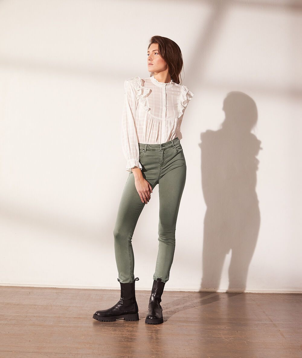 Blusa con volantes crudo.