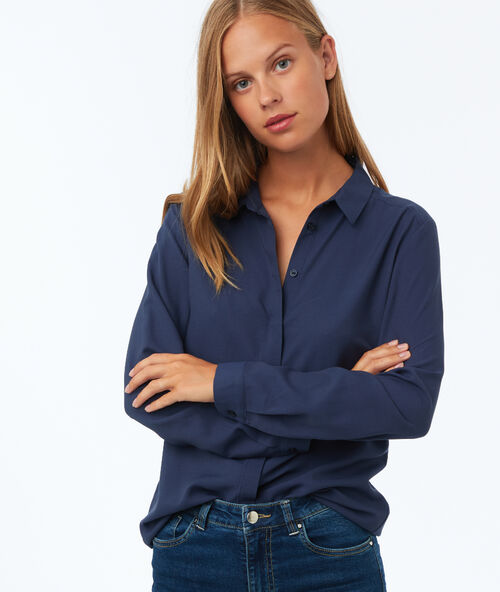 Camisa manga larga azul marino.
