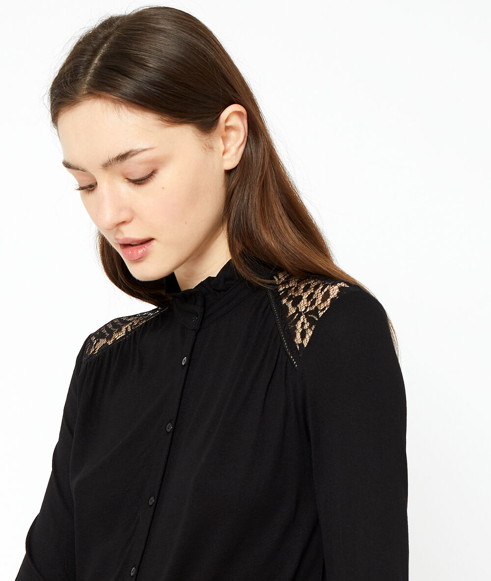 Top con detalles de guipur negro.