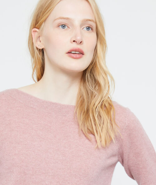 Suéter cuello de barco de cachemir rosa.