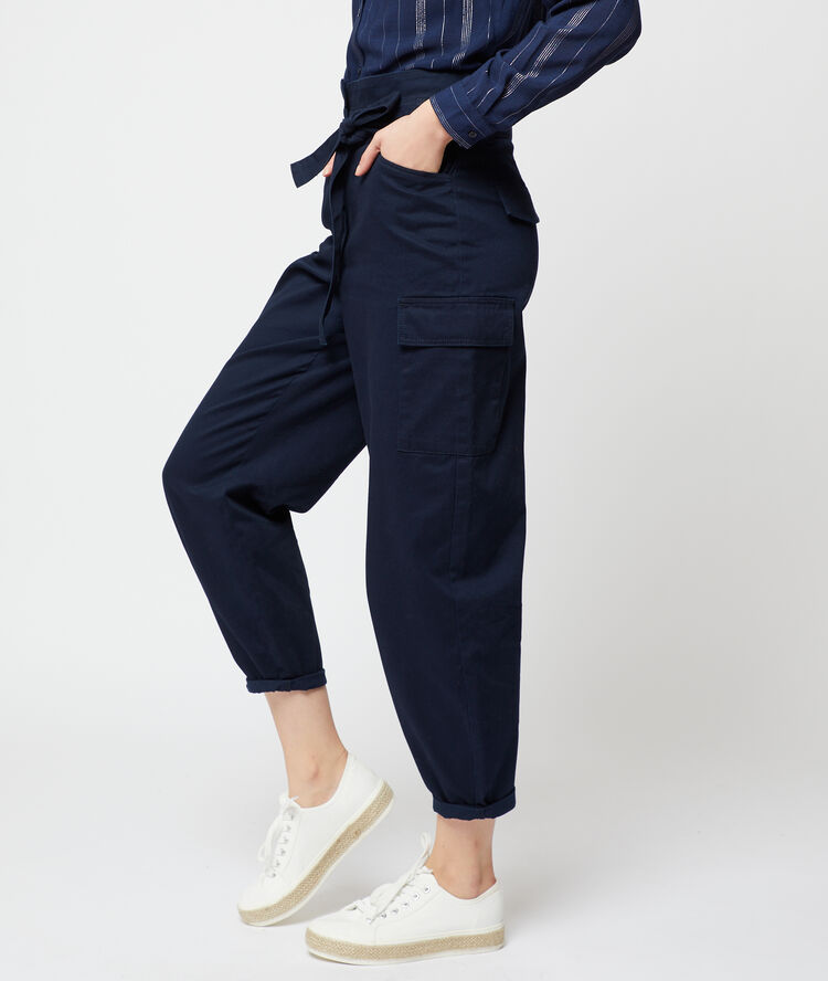Pantalón de talle alto y 7/8 azul marino.