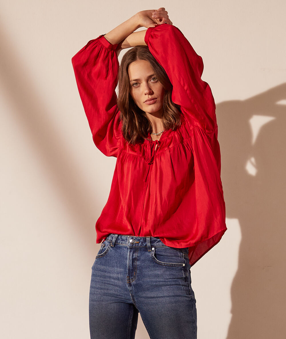 Blusa mangas abullonadas fucsia.