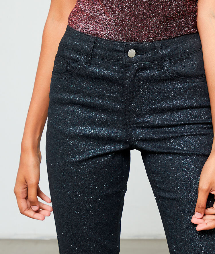 Pantalón brillante negro.