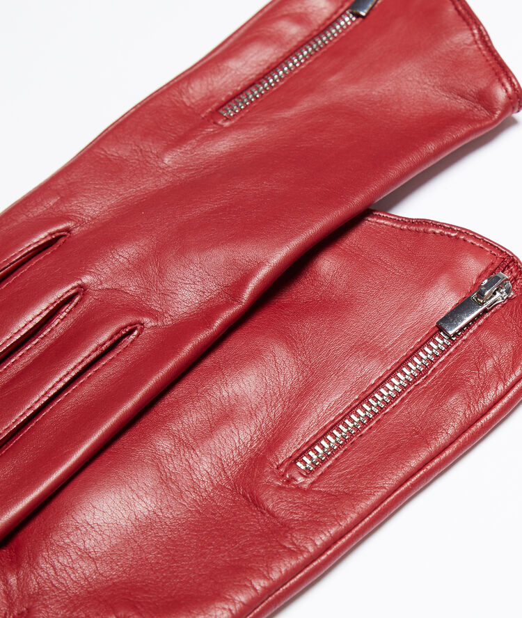 Guantes de cuero burdeos.