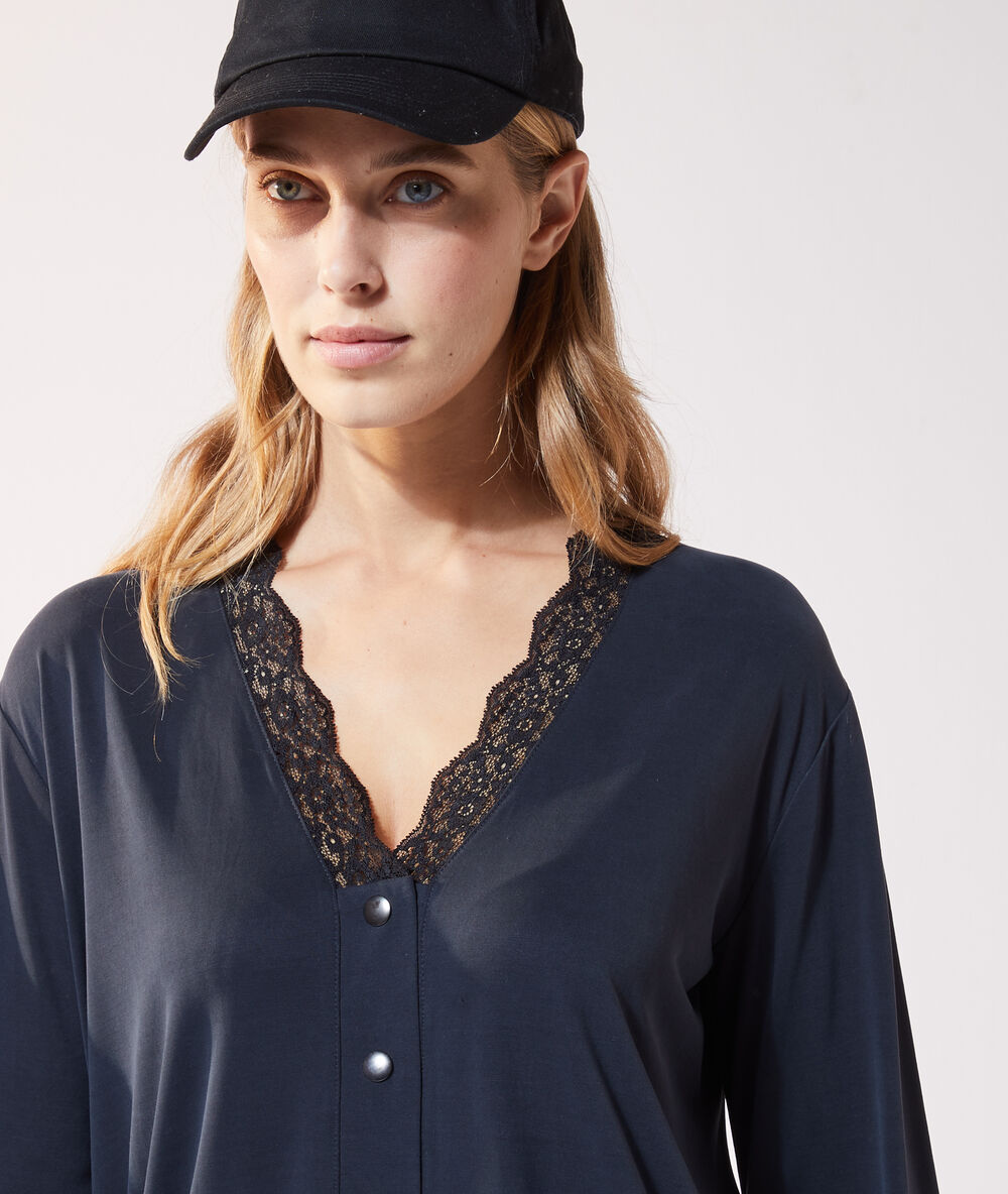 Vestido camisero motivos de encaje negro.
