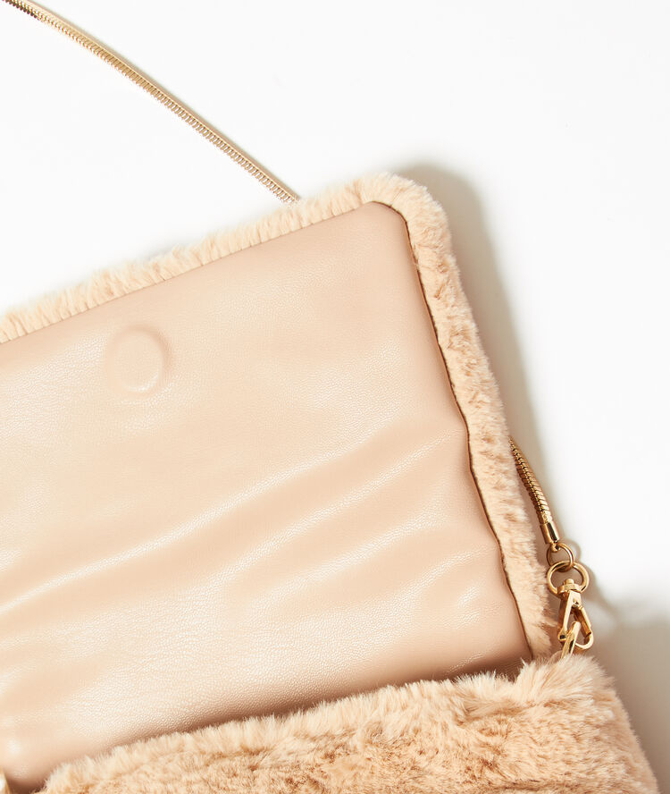 Bolso bandolera de piel sintética crema.