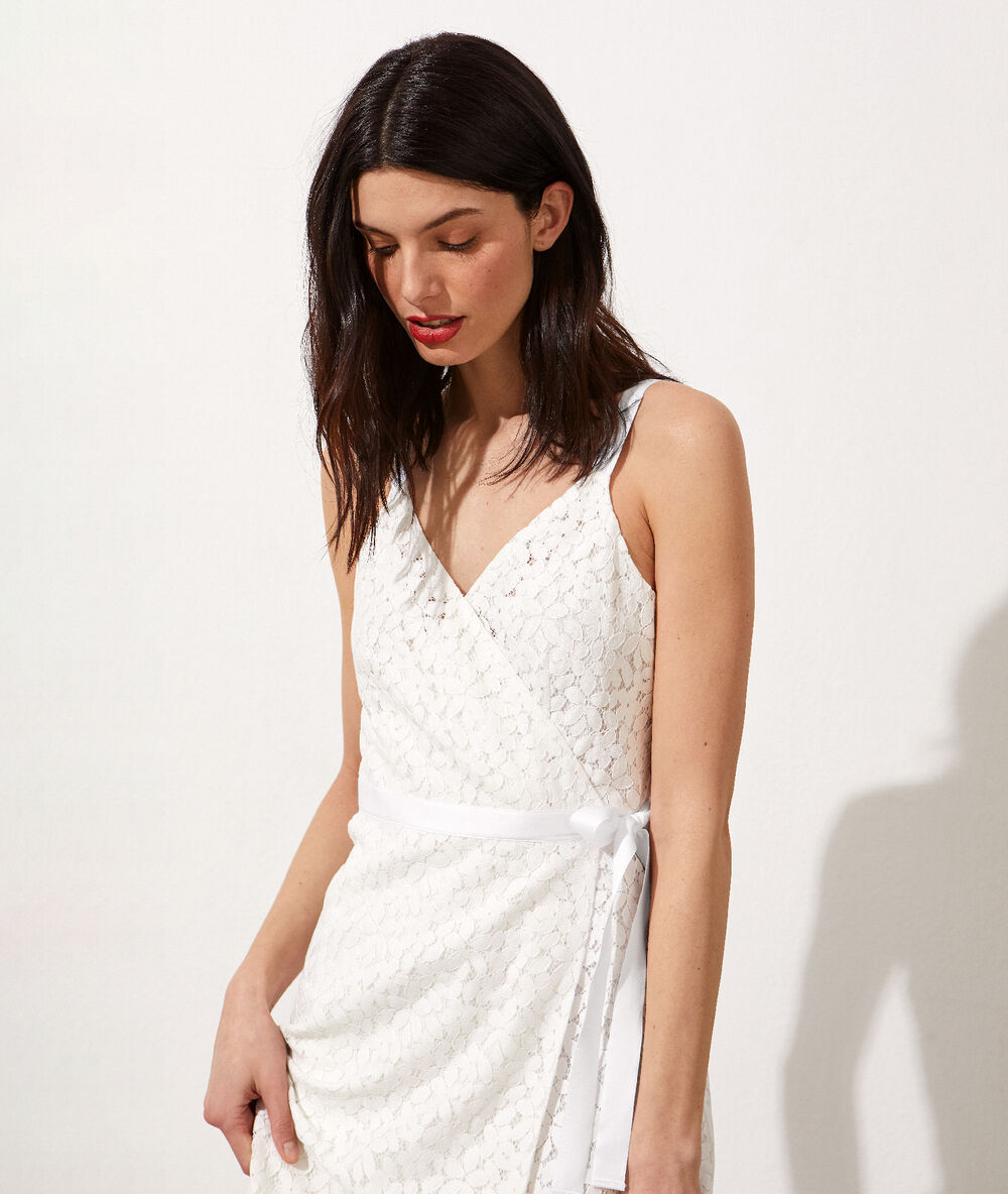 Vestido cruzado de encaje floral crudo.