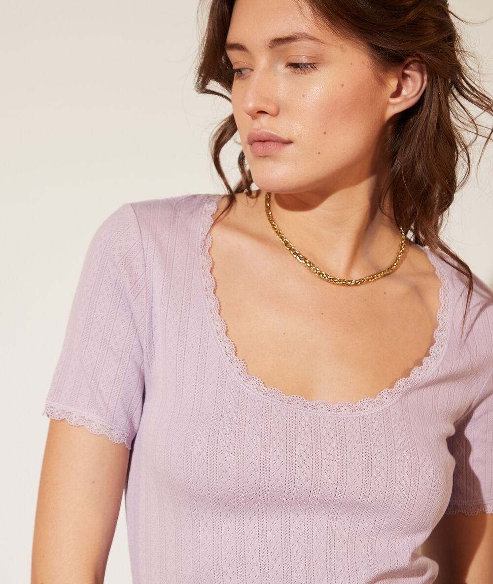 Camiseta motivos de encaje lila.