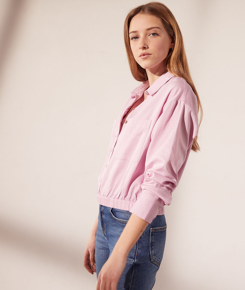 Camisa corta, tira elástica rosa frío.