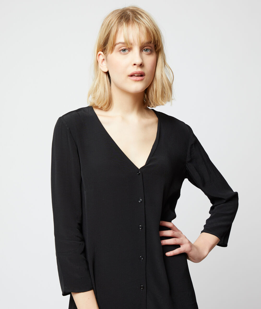 Vestido camisero negro.