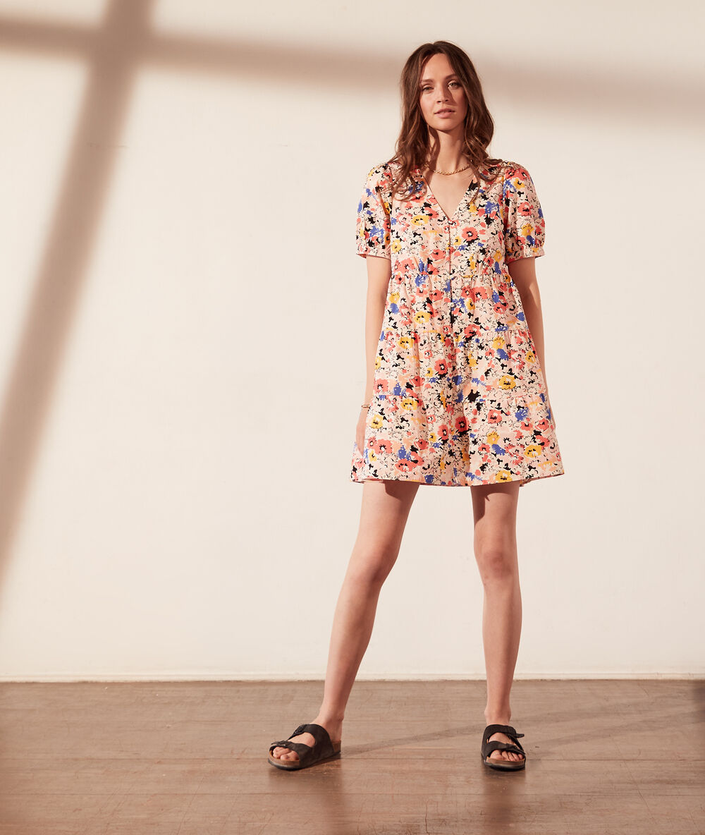 Vestido de corte evasé, estampado floral crudo.
