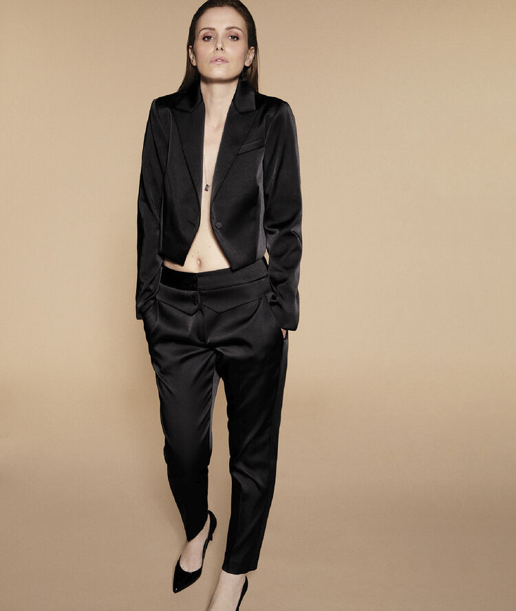 Chaqueta entallada satinada negro.
