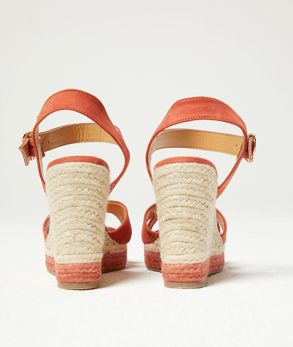 Sandalias de cuña efecto ante sabana.