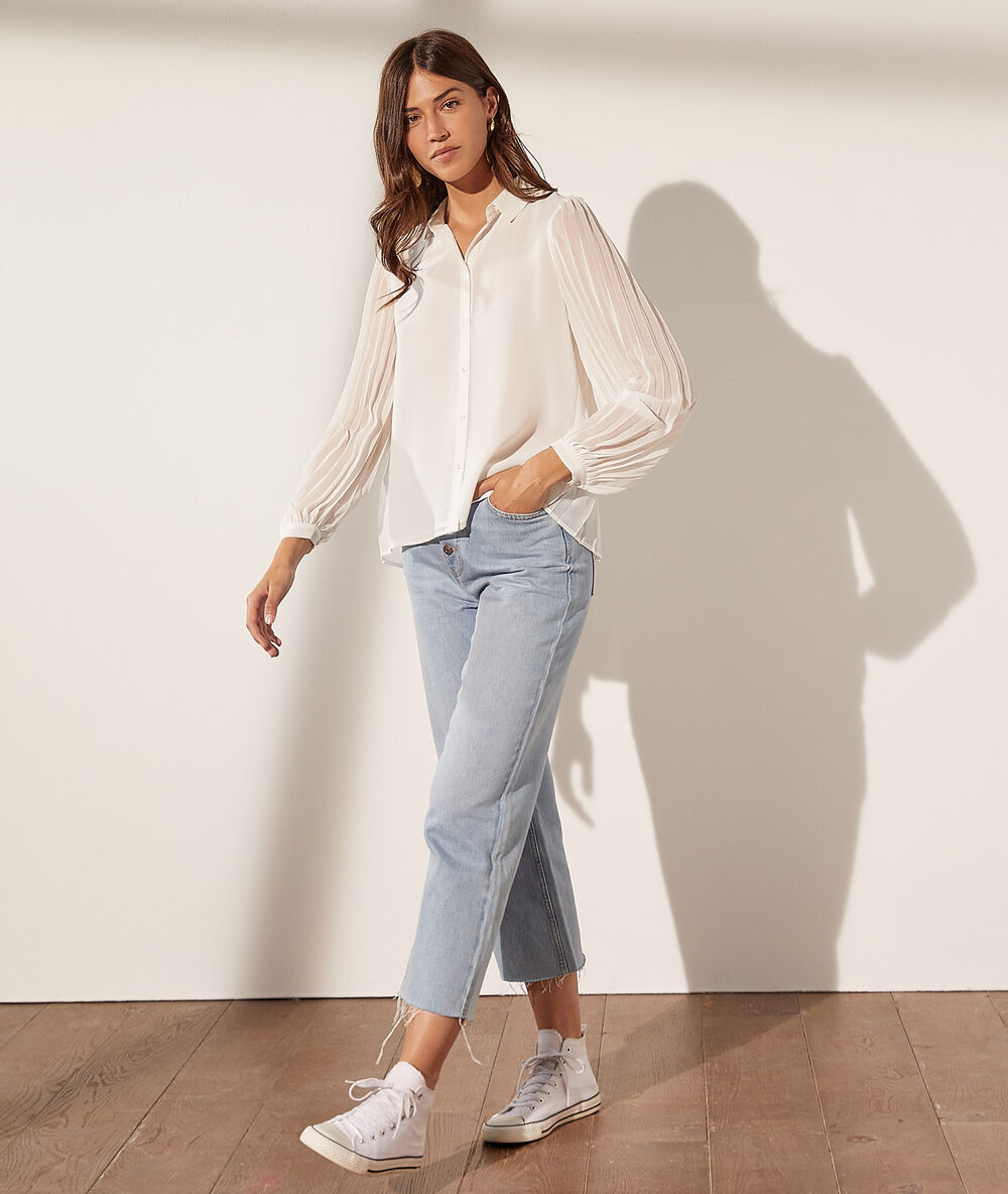Blusa con detalles plisados crudo.