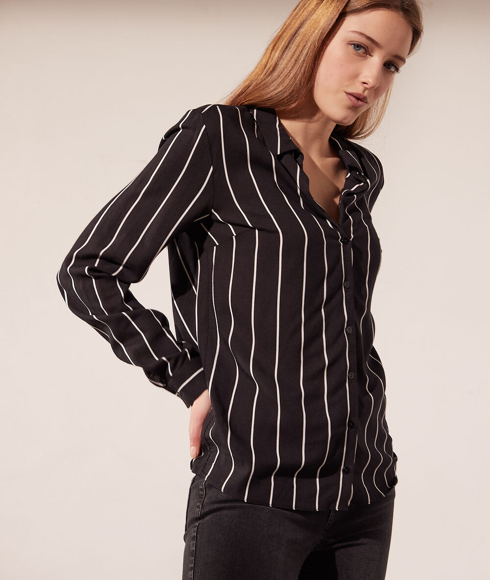 Camisa estampado de rayas negro.
