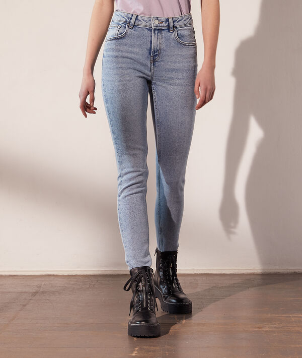 Pantalón vaquero estrecho Pantalón vaquero estrecho