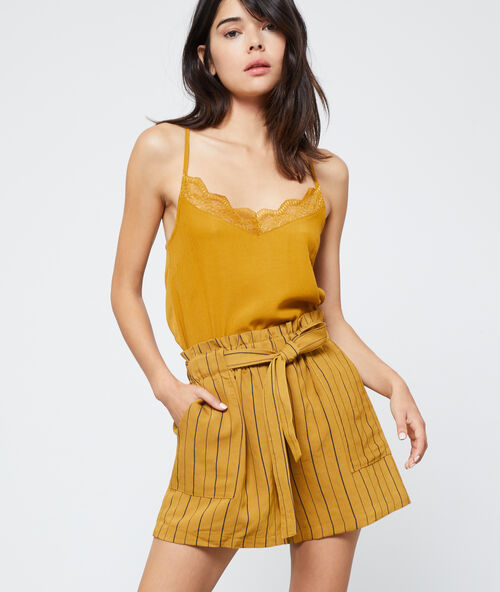 Short con cinturón y rayas mostaza.