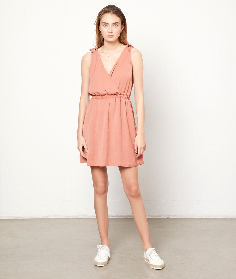 Vestido escote cruzado y tirantes con lazada rosa.