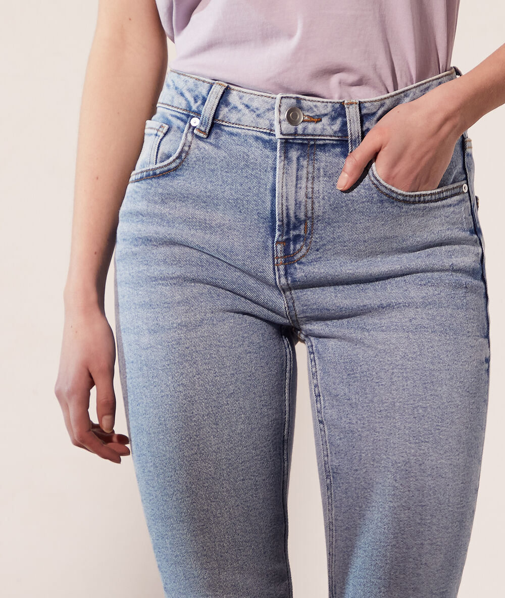Pantalón vaquero estrecho azul.