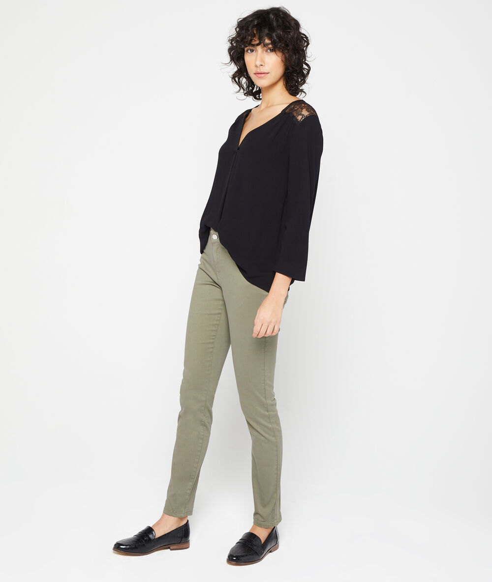 Blusa espalda de guipur negro.