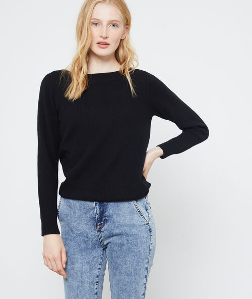 Su&eacute;ter cuello de barco de cachemir negro.