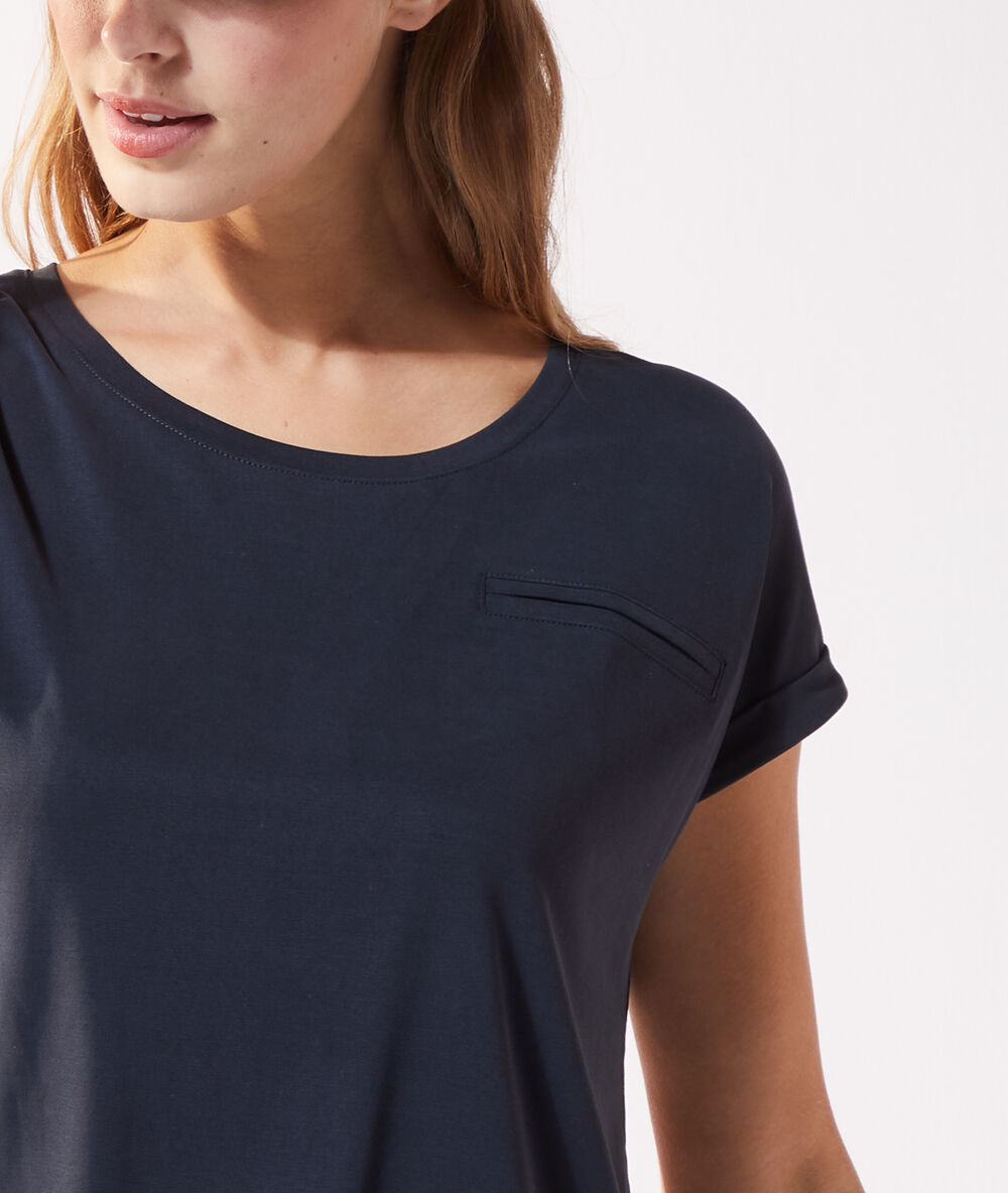 Camiseta con bolsillo negro.