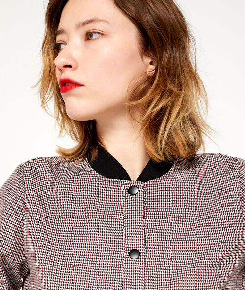 Chaqueta tipo bomber estampado de cuadros negro.
