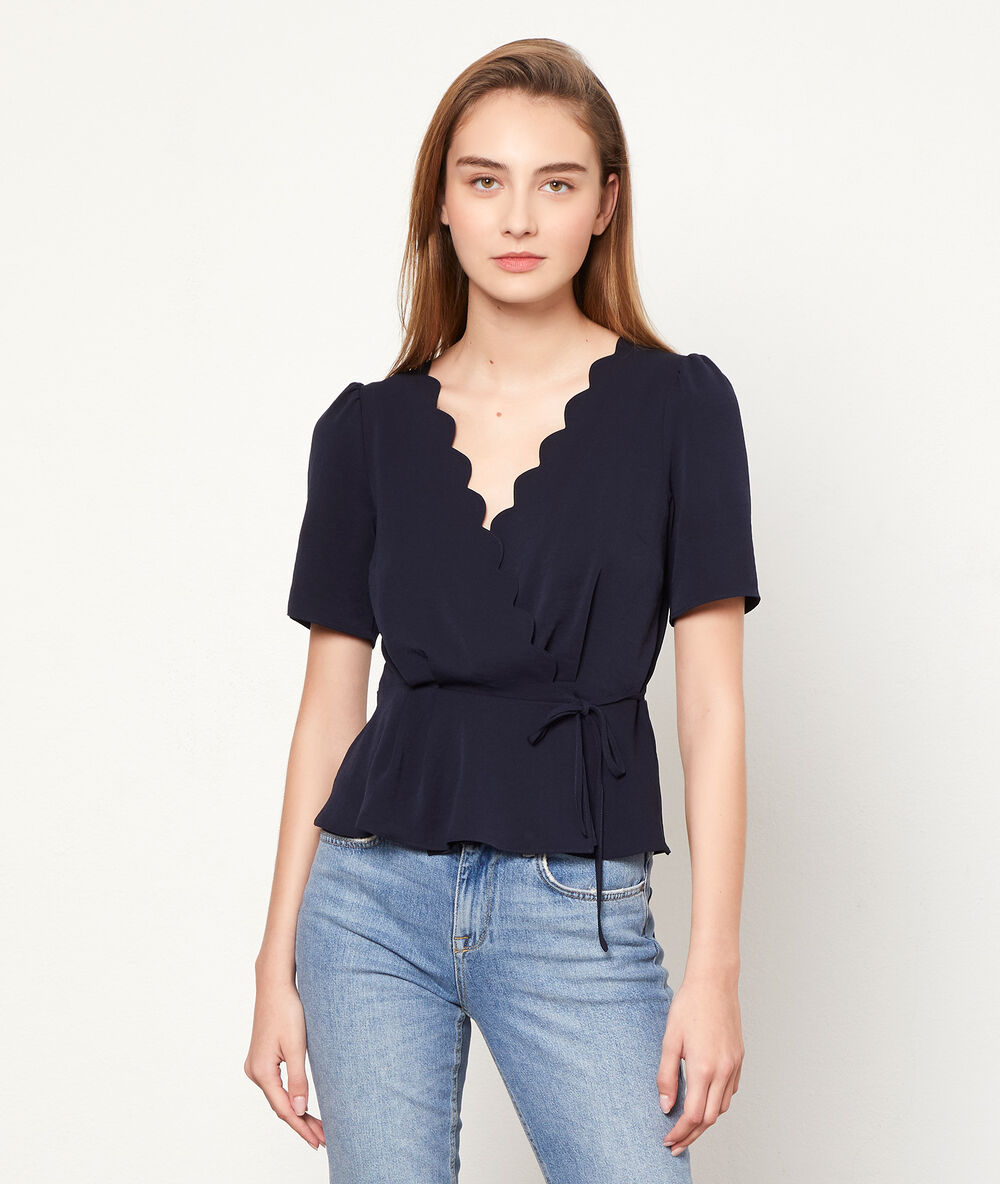 Blusa escote cruzado azul marino.