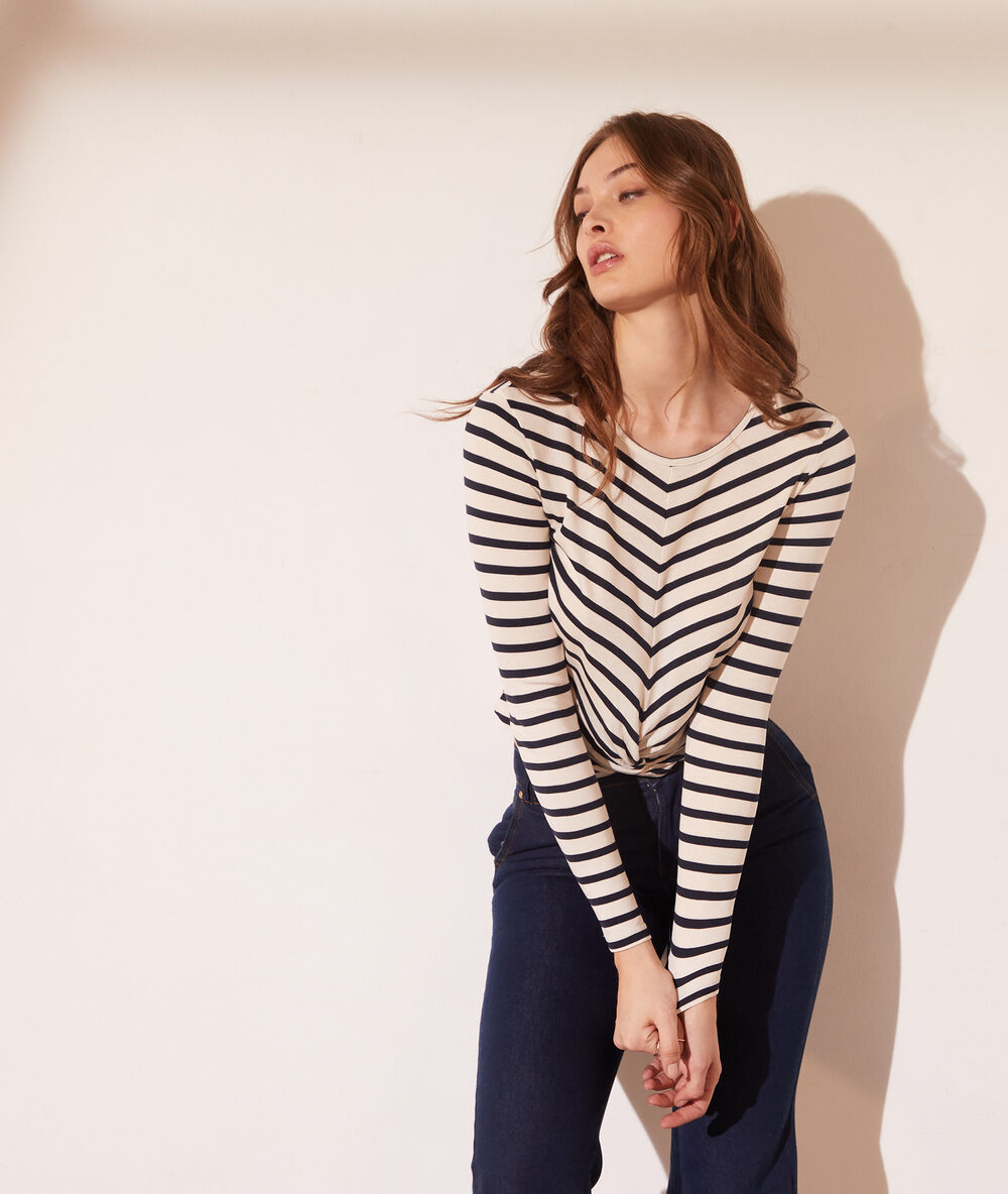 Camiseta marinera con nudo azul marino.