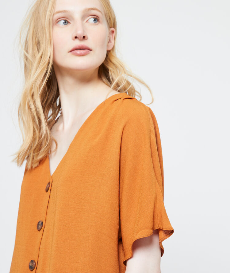Blusa cuello en v abotonada ocre.