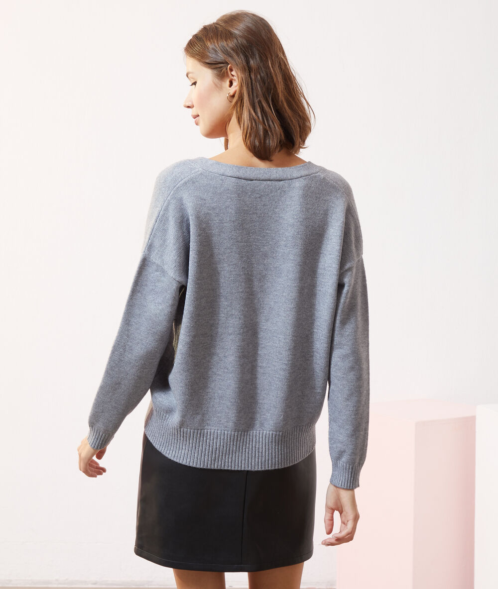 Pull col v détails dentelle gris chine.