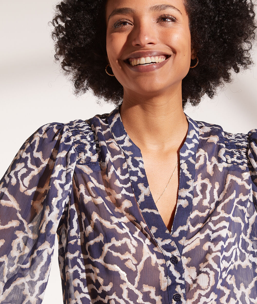 Camisa estampada, mangas abullonadas azul marino.